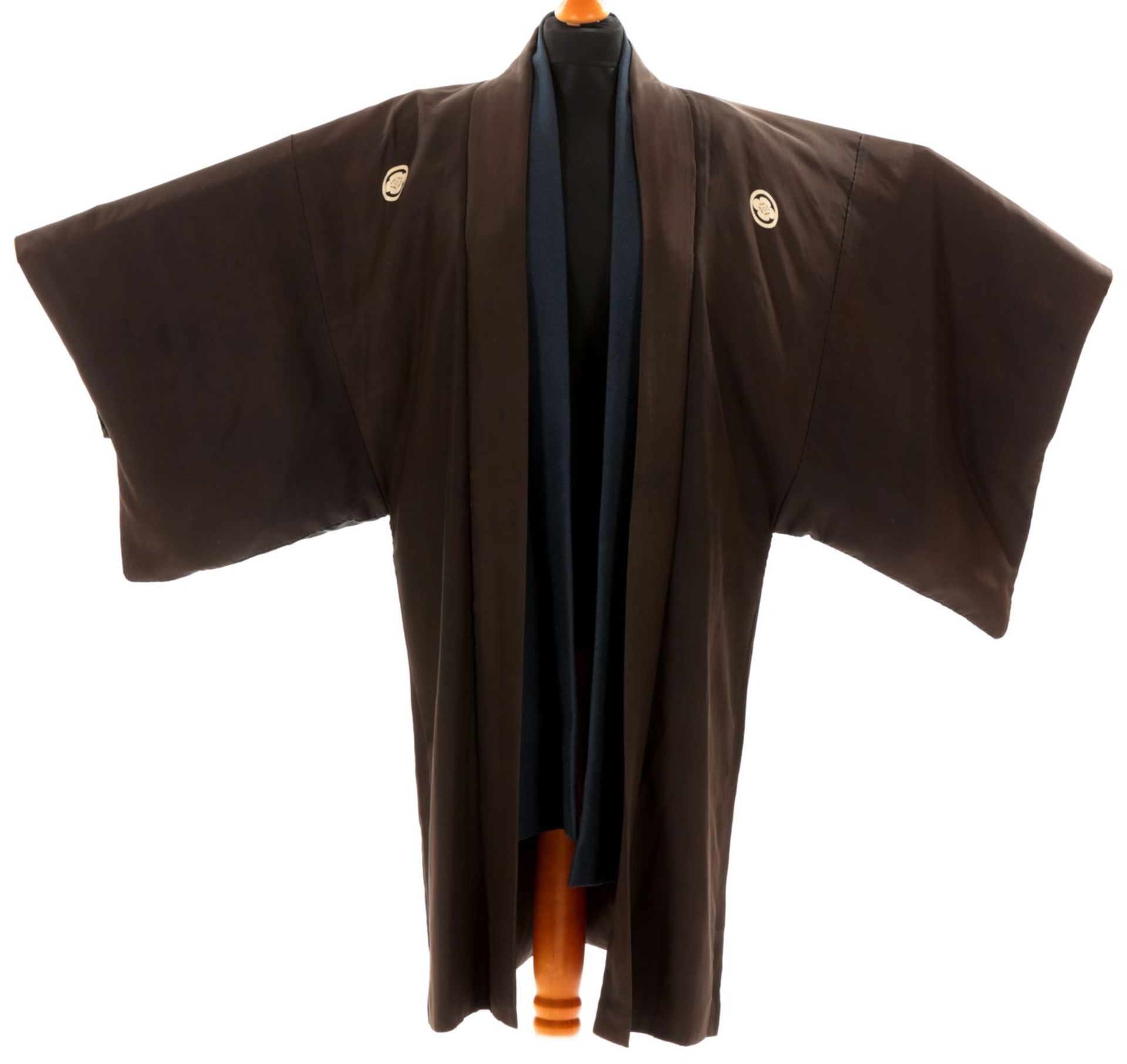2 KimonoSeide u.a., Japan, 20.Jh. In verschied. Ausführungen u.a. m. Kalligraphie u. Masken aus