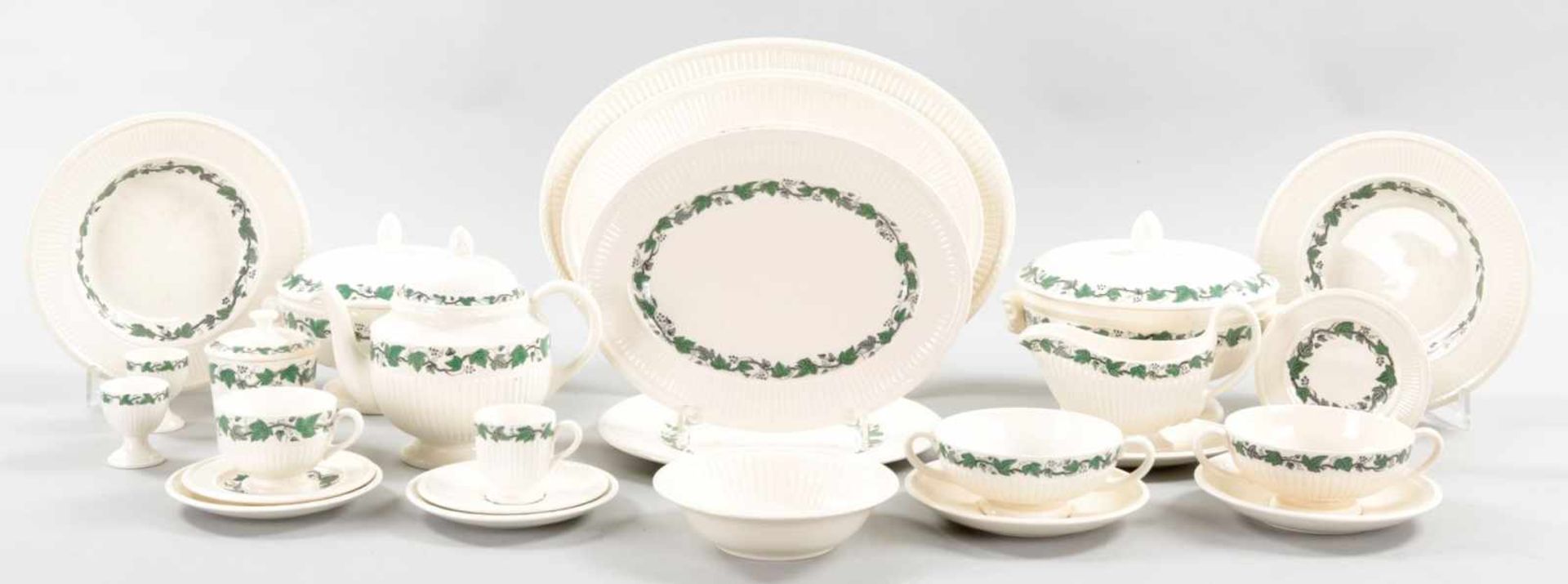 Umfangreiches Speise- u. TeeserviceSteinzeug, Wedgwood (England), 20.Jh. Dekor "Stratford" auf