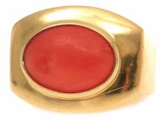 Ring750/-GG, Ende 20.Jh. Breiter Ringkopf m. 1 ovalen Korallen-Cabochon, LxB: 14 x 10 mm, in