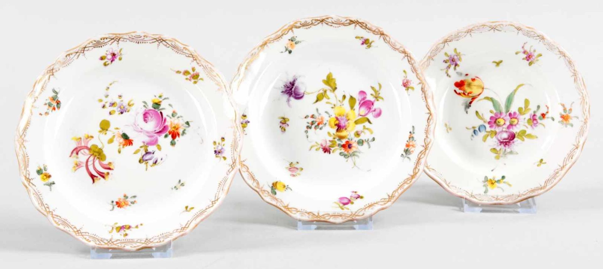 3 kl. TellerPorzellan, Meissen, um 1900 In verschied. Ausführungen m. polychr. Blumenbouquet u. fein