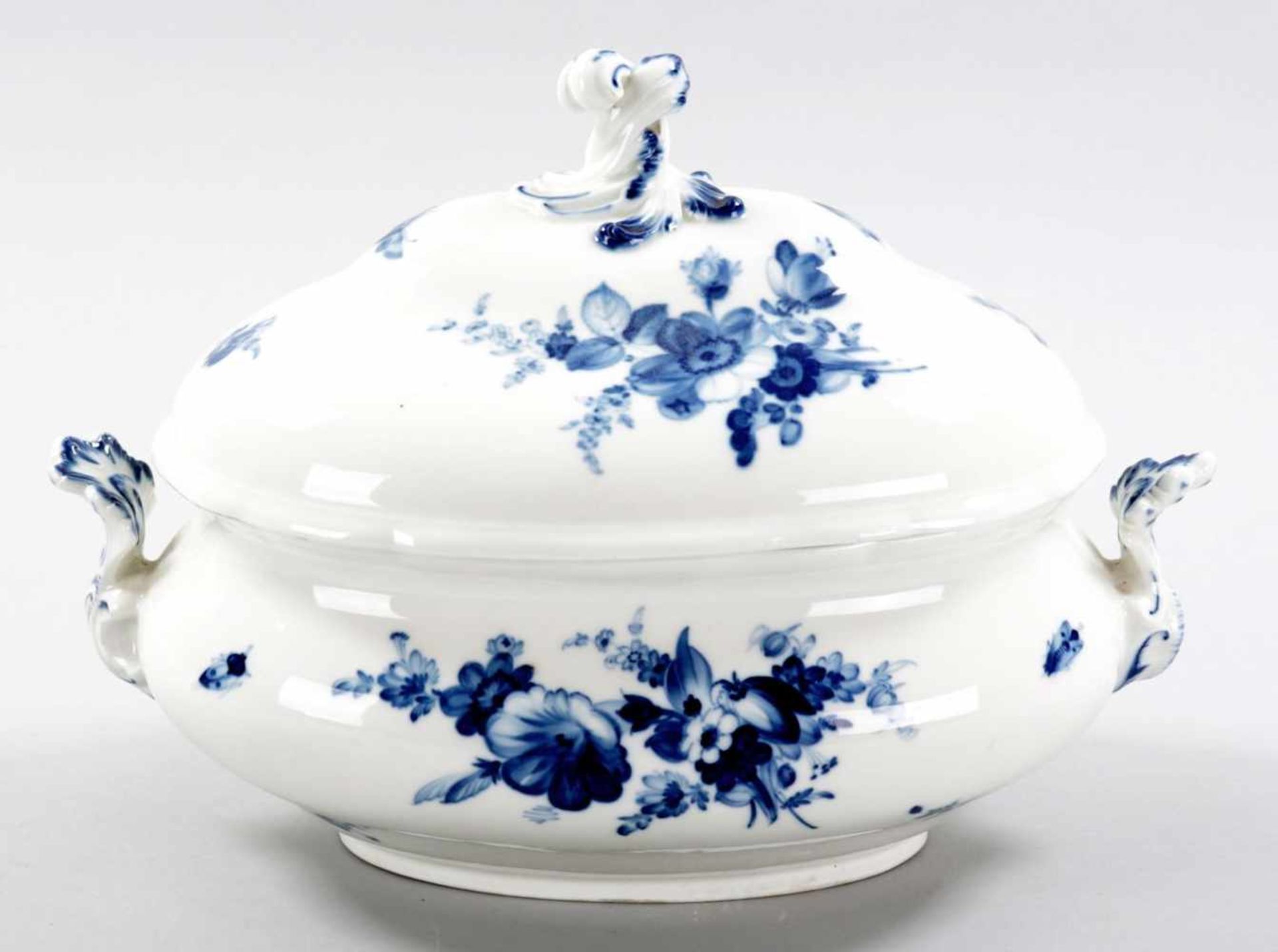 Gr. DeckelterrinePorzellan, Meissen, 19.Jh. Ovalform m. unterglasurblauem "Blaue Blume"-Dekor u.