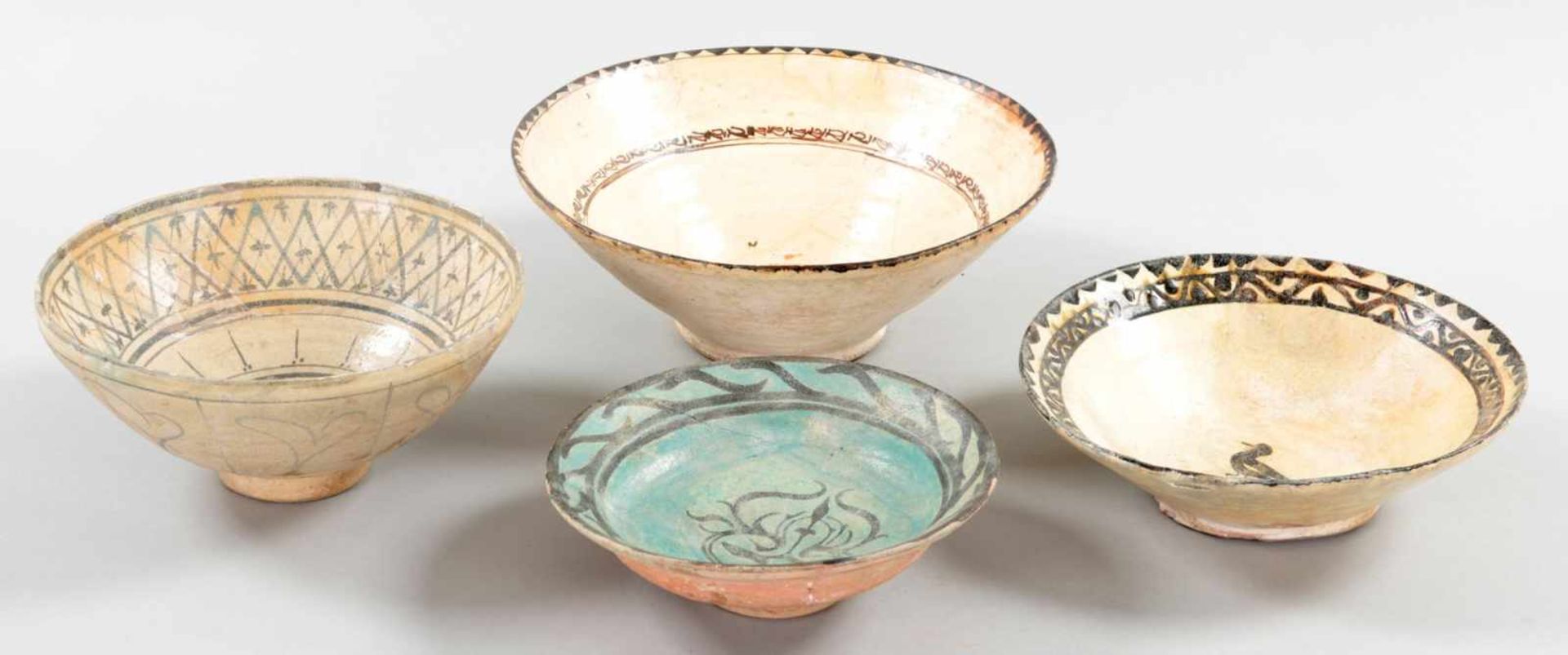 4 KummenKeramik, Persischer Raum Im Stile antiker Nishapur-Keramik m. umlaufender Ornamentik. Je