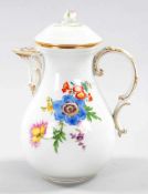 KaffeekannePorzellan, , Meissen, 20.Jh. Form "Neuer Ausschnitt", polychr. Dekor "Dt. Blume".