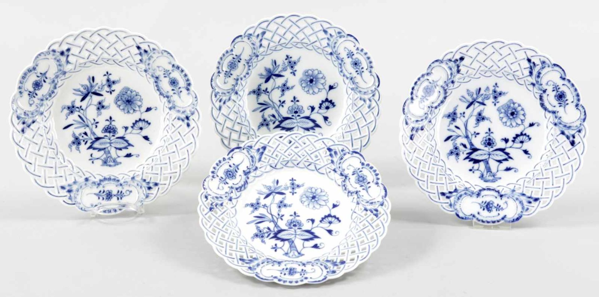 4 DessertellerPorzellan, Meissen, um 1880/90 Unterglasurblauer "Zwiebelmuster"-Dekor. Fahne m.