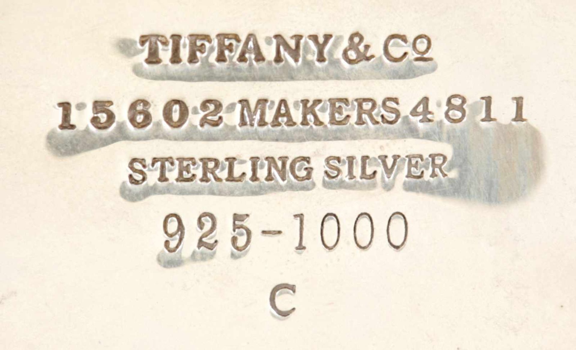Kl. StabvaseSterling Silber, Tiffany & Co., 20.Jh. Auf rundem, profiliertem Stand die schlanke - Image 2 of 2