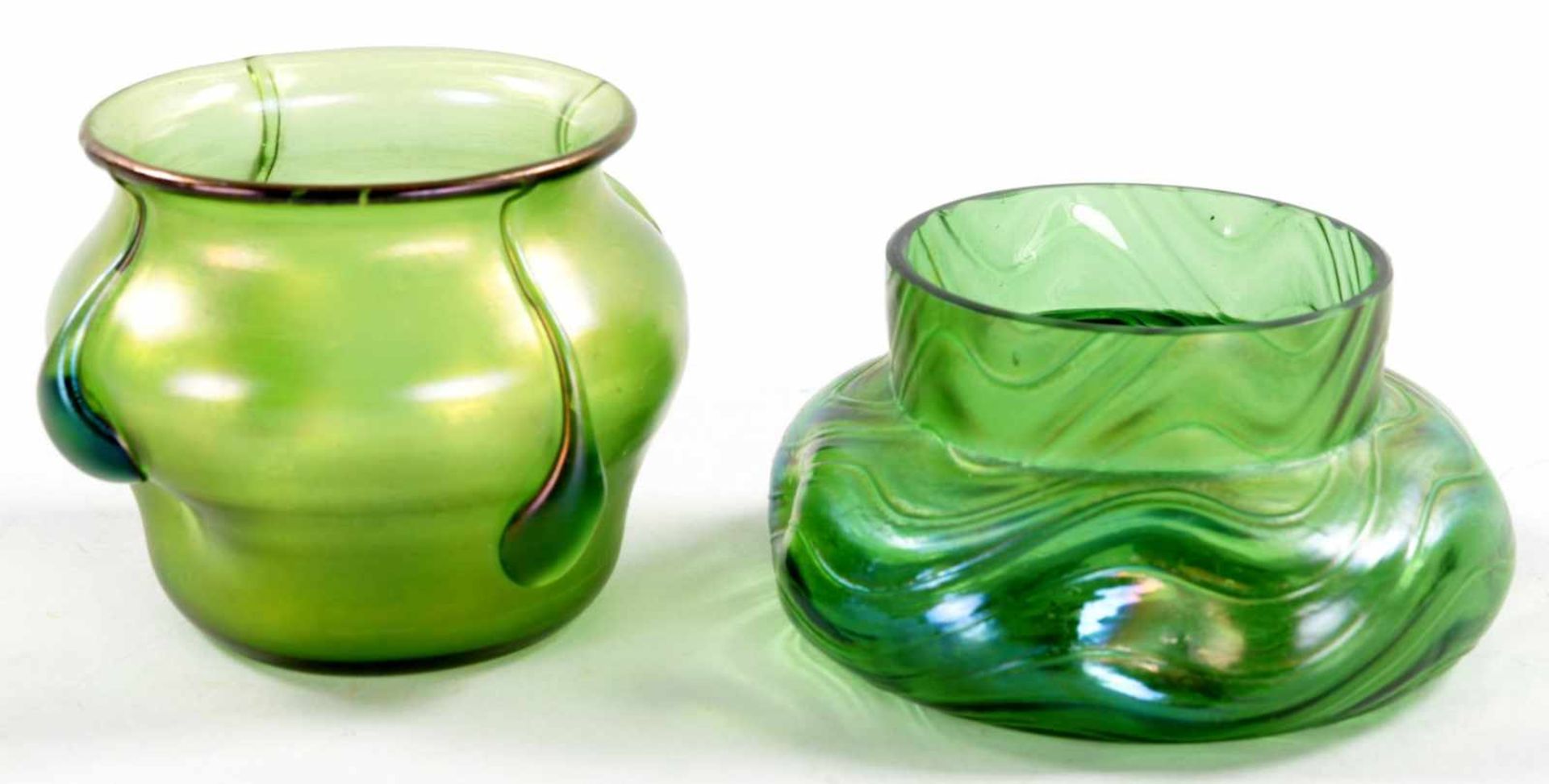 2 kl. Jugendstil-VasenGlas, um 1900/20.Jh. 2 gebauchte, partiell eingedrückte Vasen m. grüner