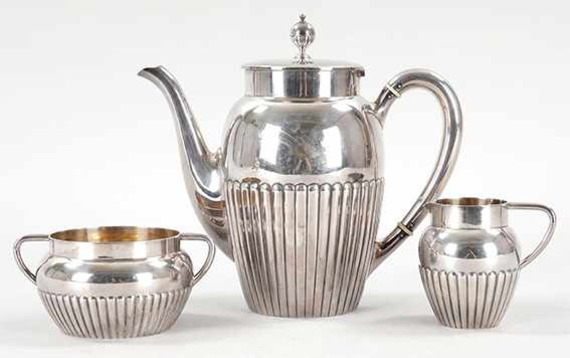 Art-Déco-Kaffee-Set830er Silber, Schweden, 1925 Auf rundem Stand die hochgebauchte,