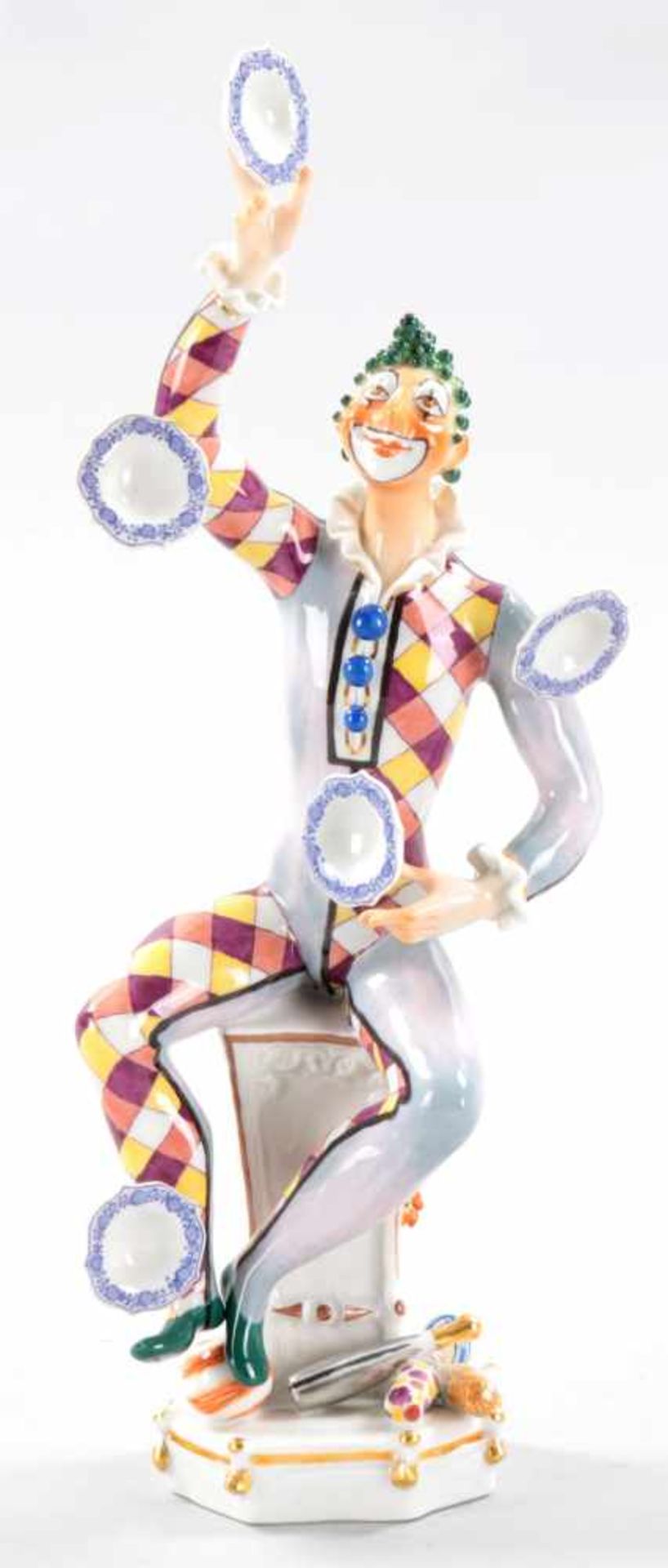 Harlekin als JongleurPorzellan, Meissen, um 1976 Auf gekantet, gesockeltem Postament sitzende Figur.