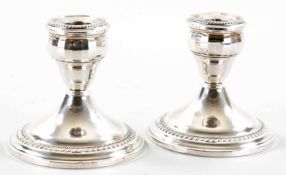 LeuchterpaarSterling Silber, Crest Silver Company (USA), 20.Jh. Auf getrepptem Rundsockel die 1-flg.