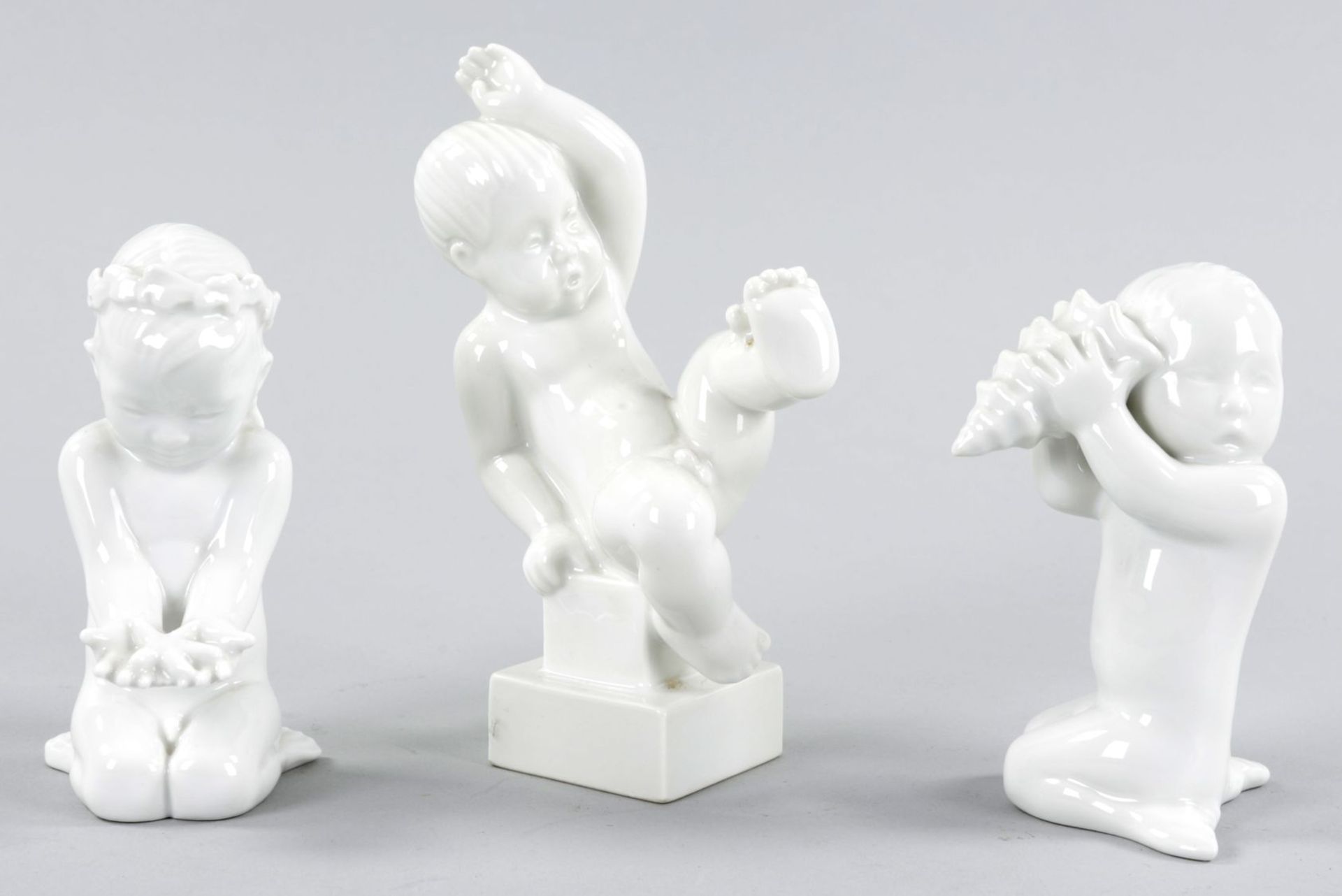 Drei KinderfigurenWeißporzellan, Bing & Gröndahl (Kopenhagen), 20.Jh. Je eine Figur "Kind m.