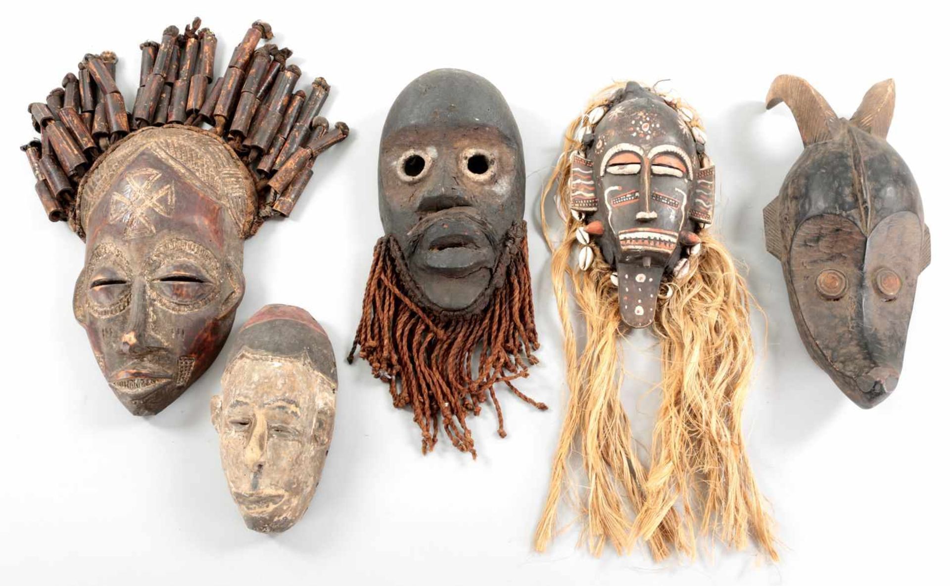 5 MaskenHolz u.a., Nigera/Liberia u.a., 20.Jh. In verschied. Ausführungen die Gesichtsmasken tlw.