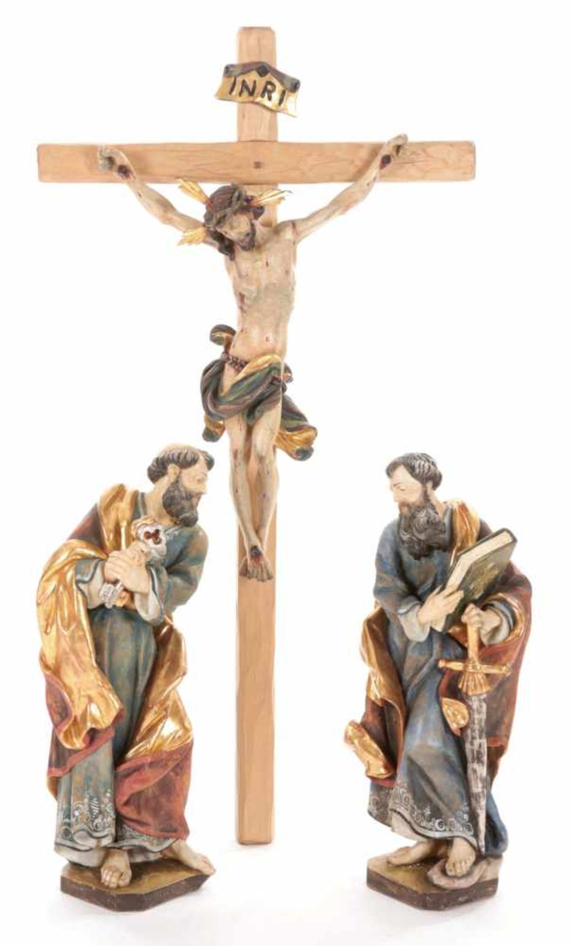 Kruzifix m. 2 ApostelfigurenHolz, Deutschland, 20.Jh. 3 vollrund geschnittenen Figuren im Stil des