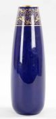 VasePorzellan, Hutschenreuther, 20.Jh. In Keulenform die Vase m. kobaltblauem Fond u. floral
