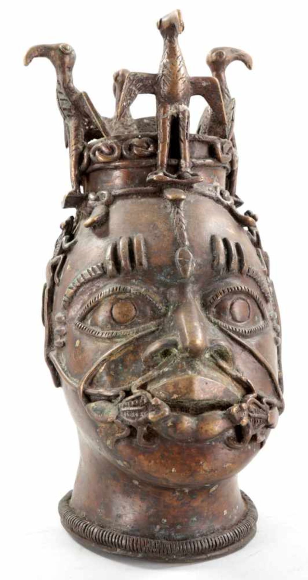 AhnenkopfMetallguss, Nigeria, 20.Jh. Ahnengedenkkopf als Museumsreplik im Benin-Stil. Bekrönt m.