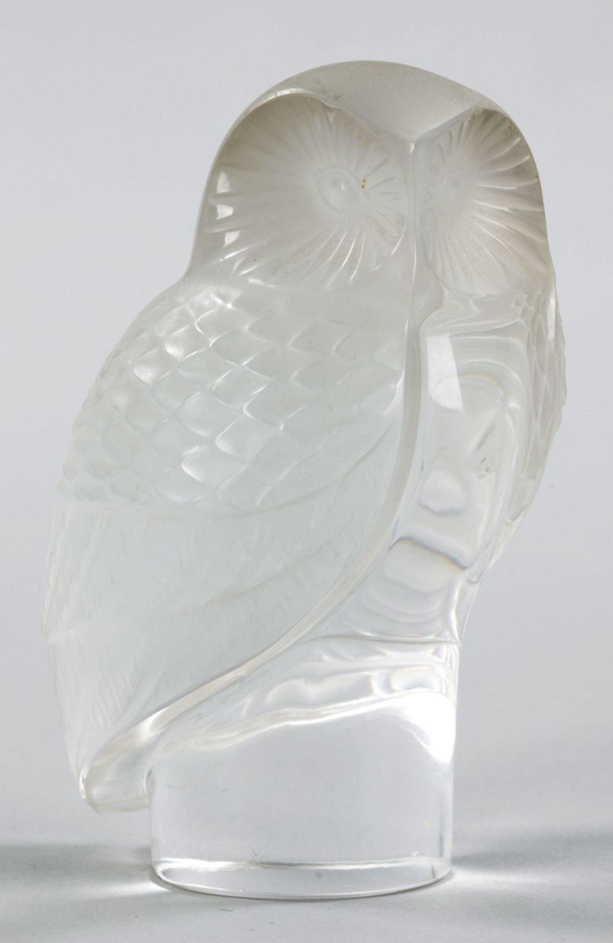 Kl. EulenfigurGlas, René Lalique, 20.Jh. Auf zylindr. Sockel die sitzende Schleiereule aus farblosen