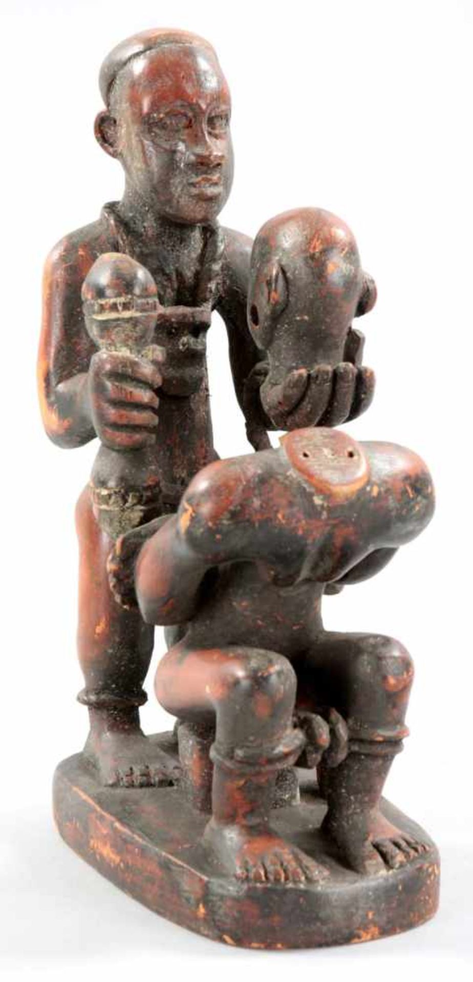 Figurengruppe "Enthauptung"Holz, wohl Ghana, 20.Jh. Auf ovaler Pinthe der stehende Mann m. Machete