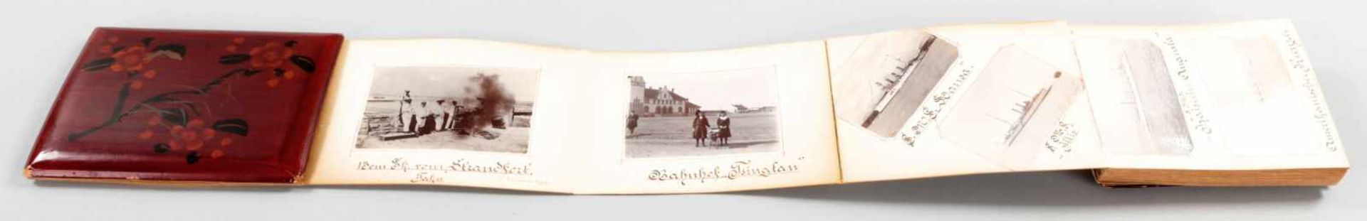 FotoalbumLack/Papier, China/Japan u.a., um 1900 In Rotlack-Leporello m. applizierten Elfenbeinköpfen