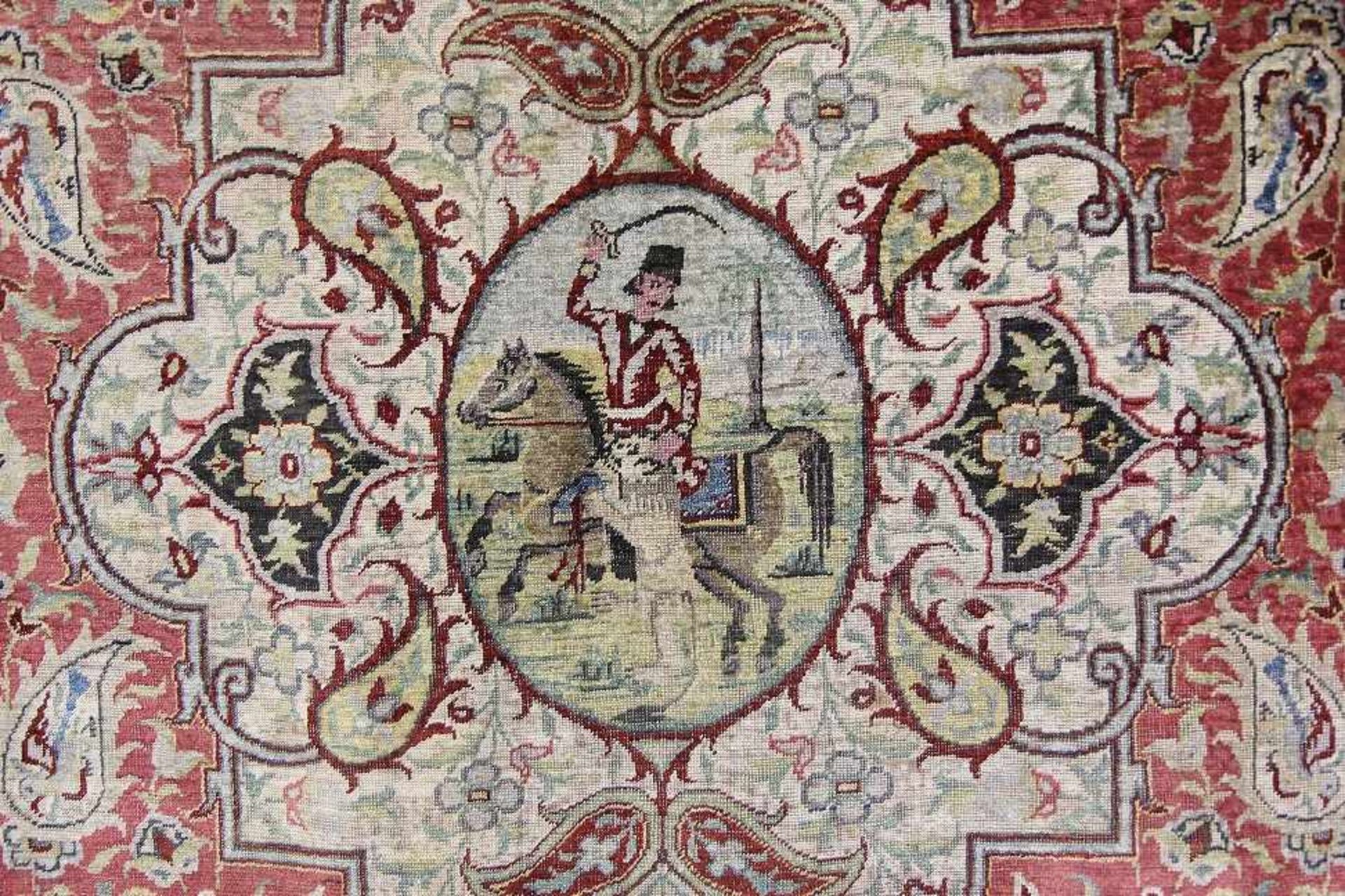 Seidenteppich "Ghom" Seide auf Seide gewebt, im rotgrundigen Mittelfeld helles Medaillon mit - Image 2 of 9
