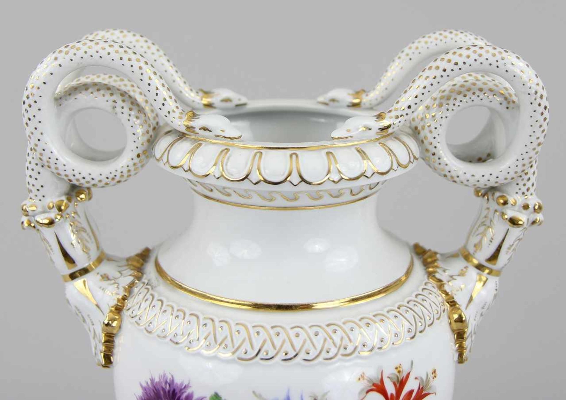 Meissen - Schlangenhenkelvase Porzellan farbig bemalt und vergoldet, Amphorenform mit gerollten - Image 4 of 5