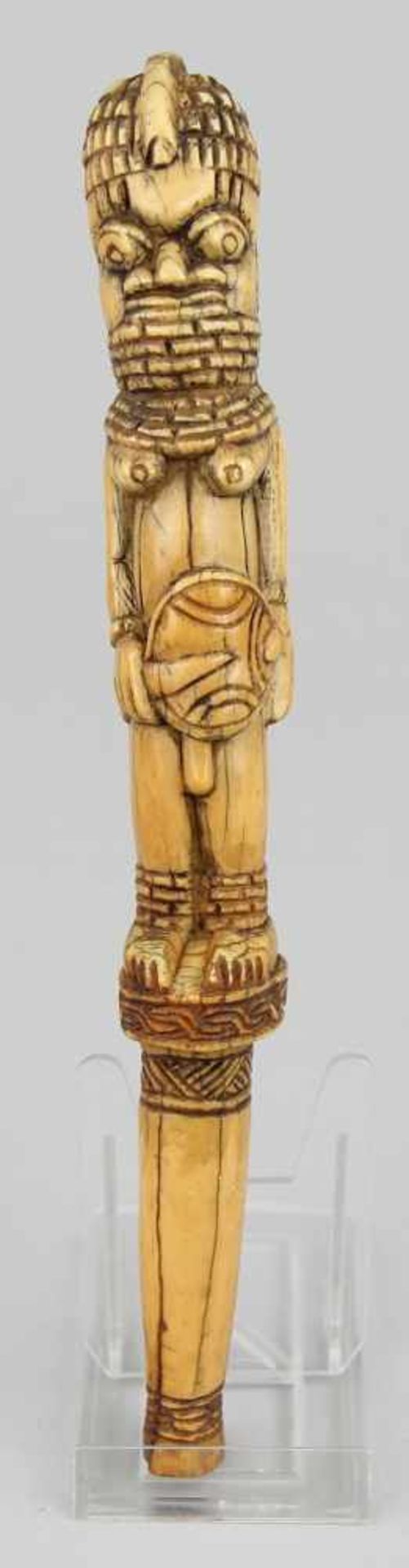 Benin - ElfenbeinzepterElfenbein geschnitzt, vollrund geschnitzte Figur eines nackten Oba (König)