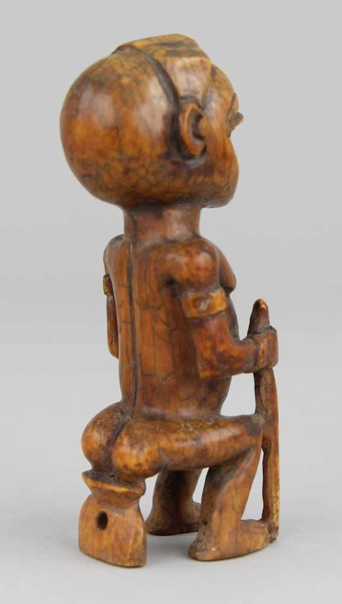 Seltene Ahnenfigur der Yoruba Elfenbein geschnitzt und hellbraun gefärbt, sitzende männliche Figur - Image 4 of 7