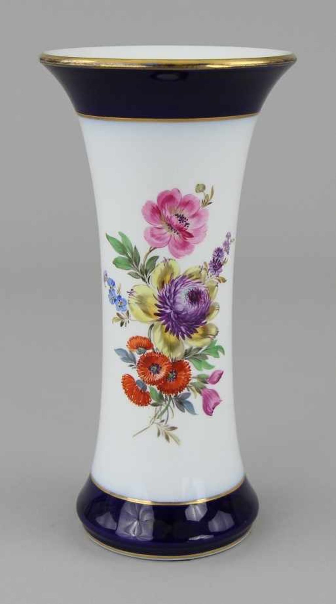 Meissen - Flötenvase Porzellan farbig bemalt, teils kobaltblau fondiert und goldkonturiert, - Image 2 of 3