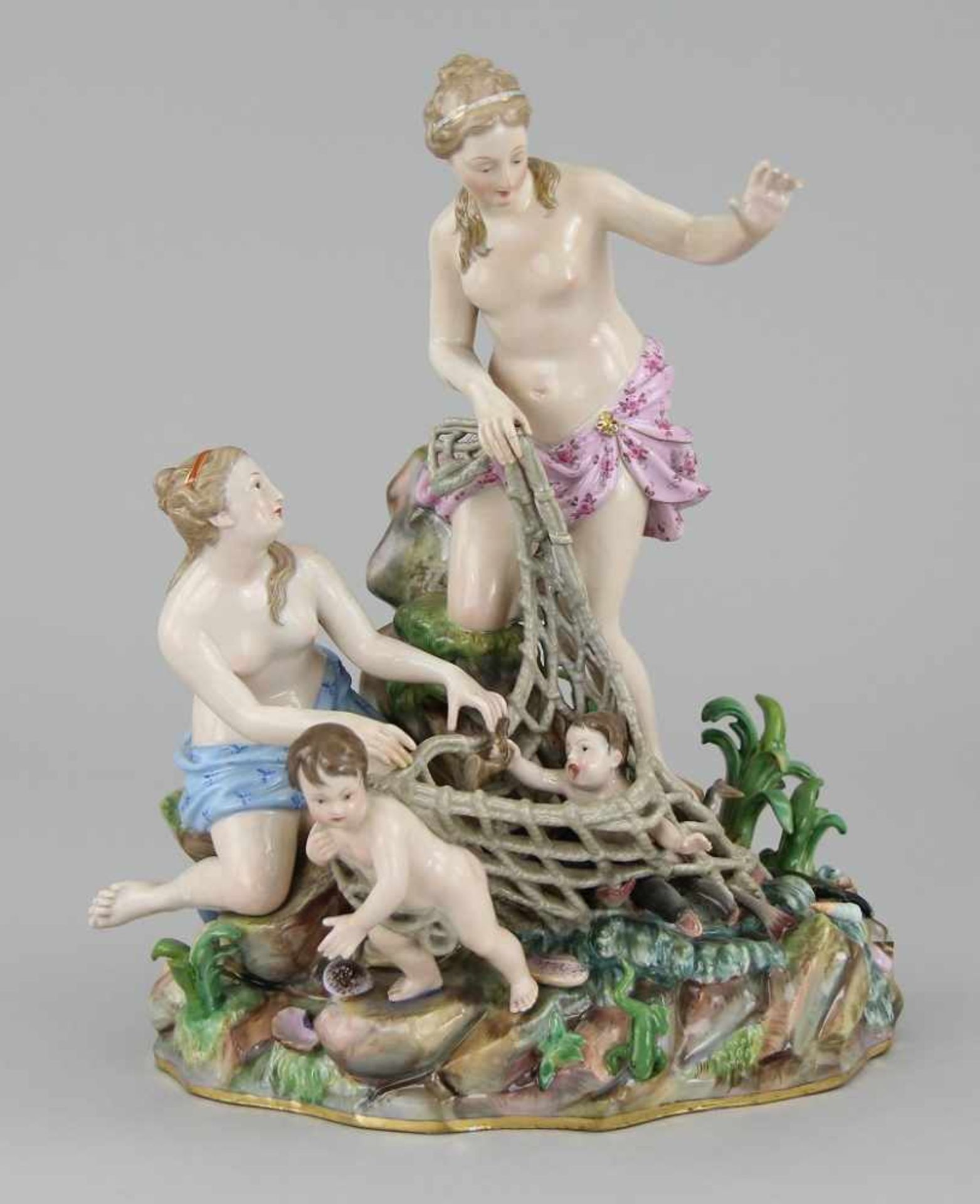 Meissen - Figurengruppe "Tritonenfang" Porzellan farbig bemalt und leicht vergoldet, zwei Nereiden