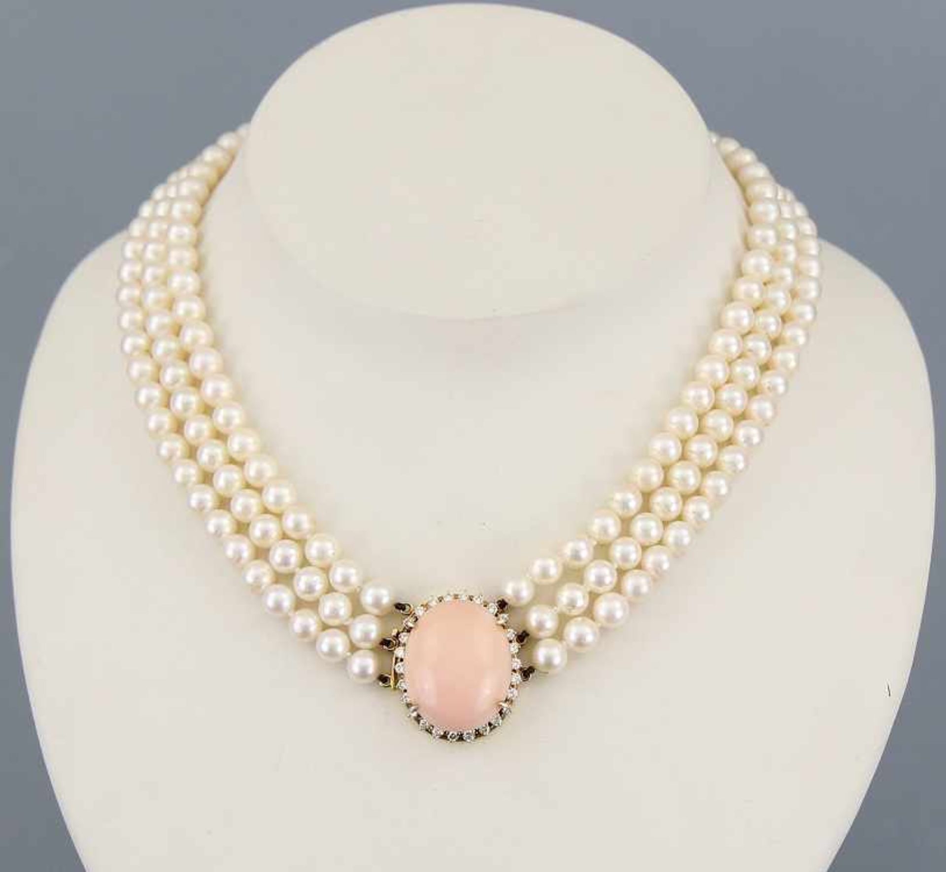 Perlencollier Drei Choker mit insgesamt 185 weißen Perlen, großes Steckschloss Gelbgold 18kt.,