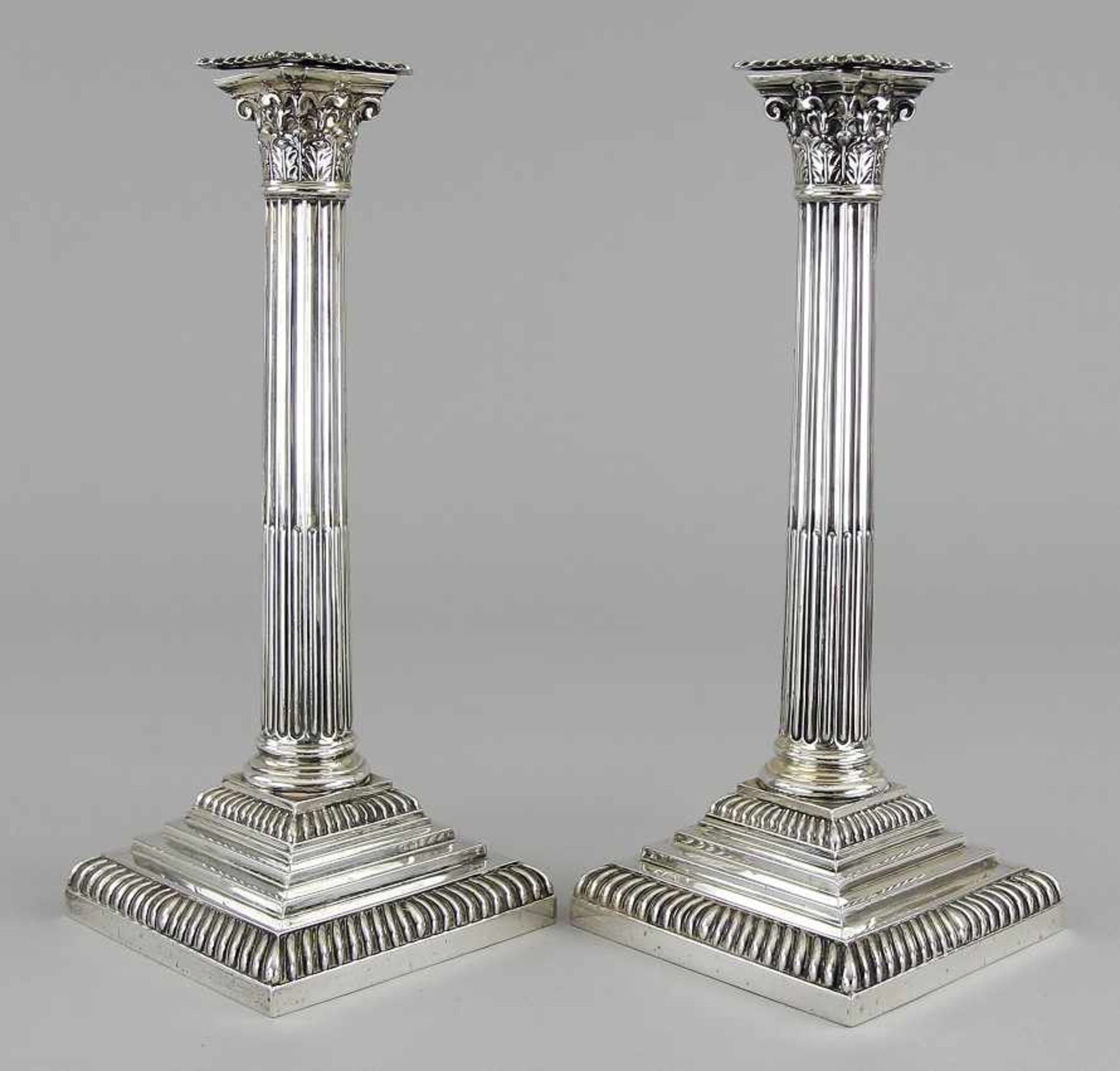 Paar Silberleuchter Jeweils Silber 925 geprägt, jeweils korinthische Säule auf quadratischem,