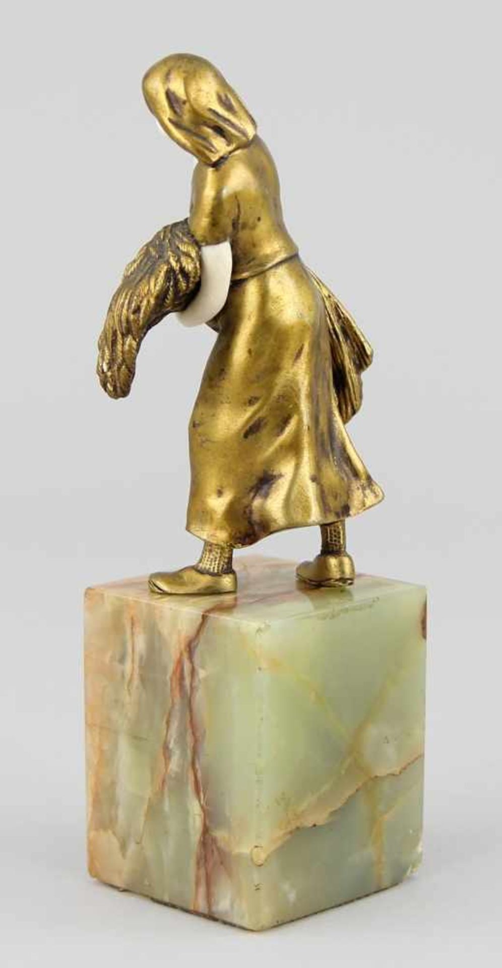 Französischer Bildhauer des 19./20. Jhd. Figur "Ährensammlerin", Bronze gegossen und vergoldet und - Image 3 of 4