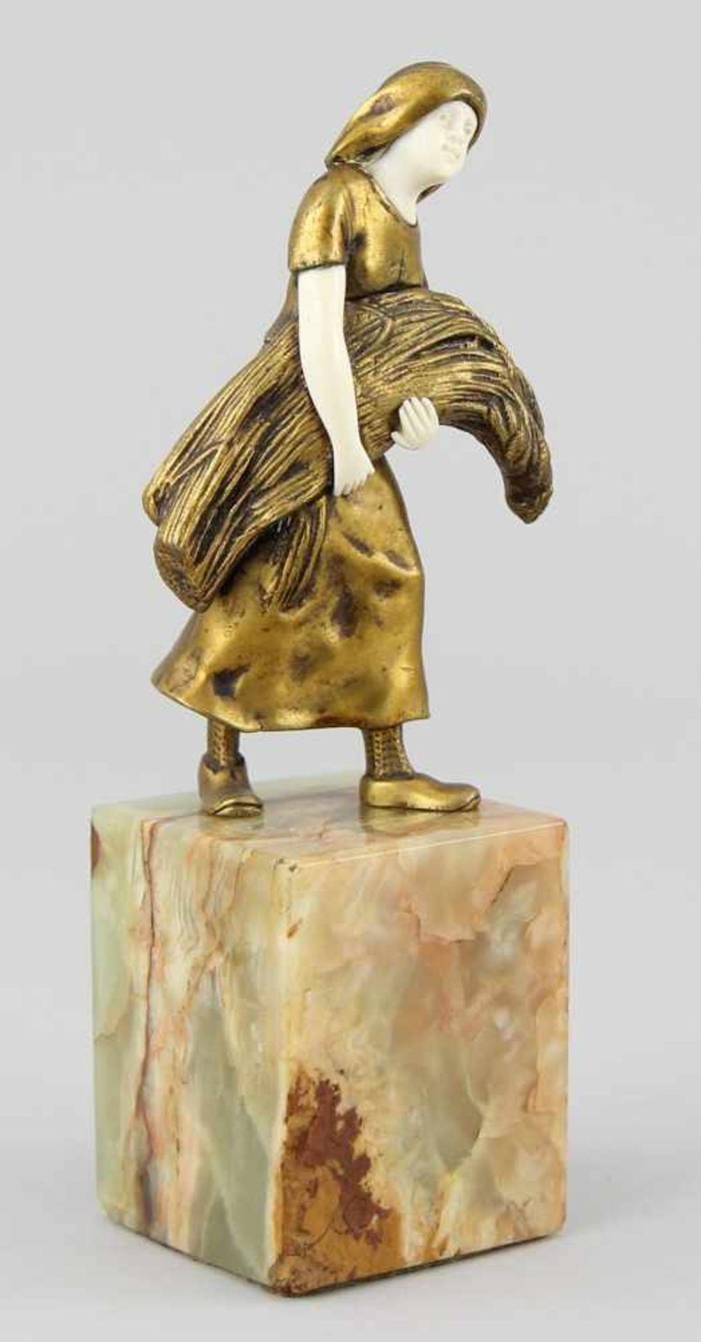 Französischer Bildhauer des 19./20. Jhd. Figur "Ährensammlerin", Bronze gegossen und vergoldet und - Image 2 of 4