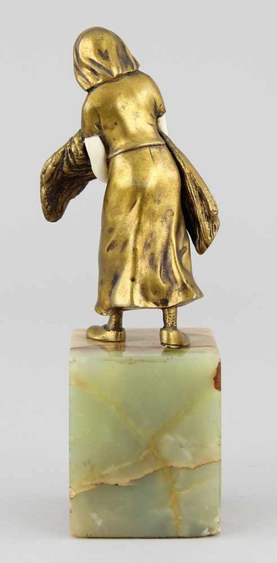 Französischer Bildhauer des 19./20. Jhd. Figur "Ährensammlerin", Bronze gegossen und vergoldet und - Image 4 of 4