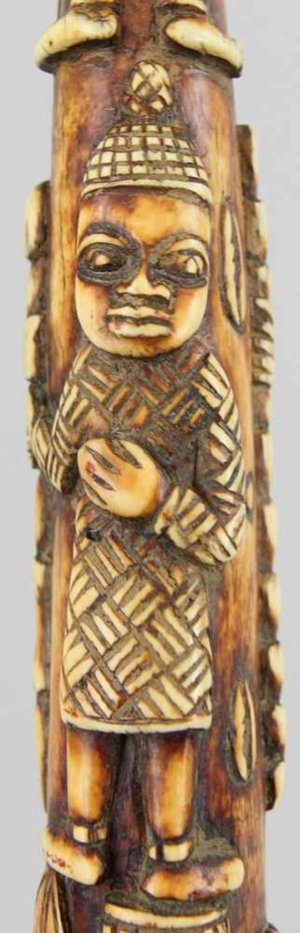 Sehr große Benin - ElfenbeinflöteGanzer Elfenbeinzahn geschnitzt und rot-braun gefärbt, umlaufend - Image 5 of 6