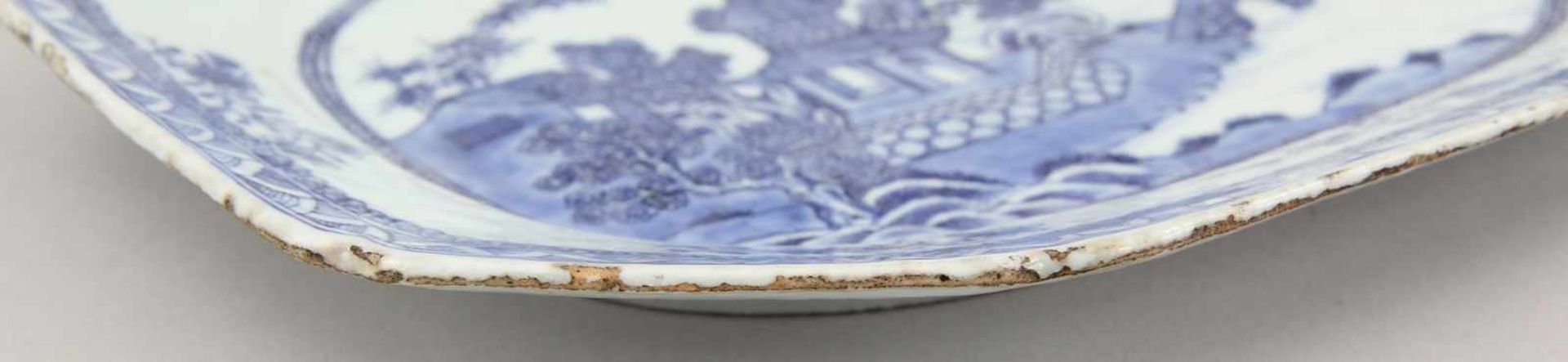 Platte Porzellan unterglasurblau bemalt, achteckige Platte mit Seckenrand, im Spiegel Landschaft mit - Bild 3 aus 3