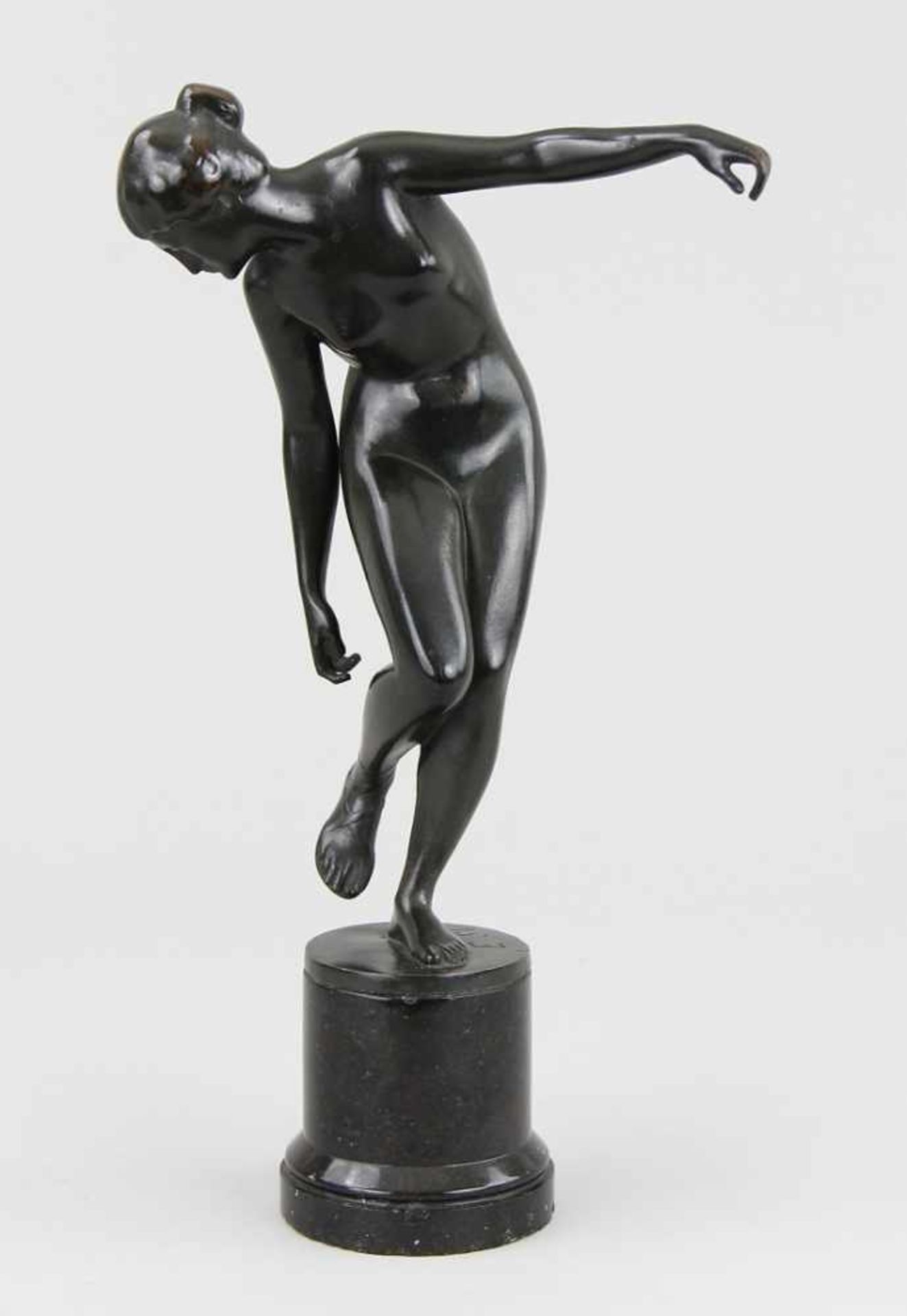 Deutscher Bildhauer des 20. Jhd. Figur "Sandalenbinderin", Bronze gegossen und dunkelbraun