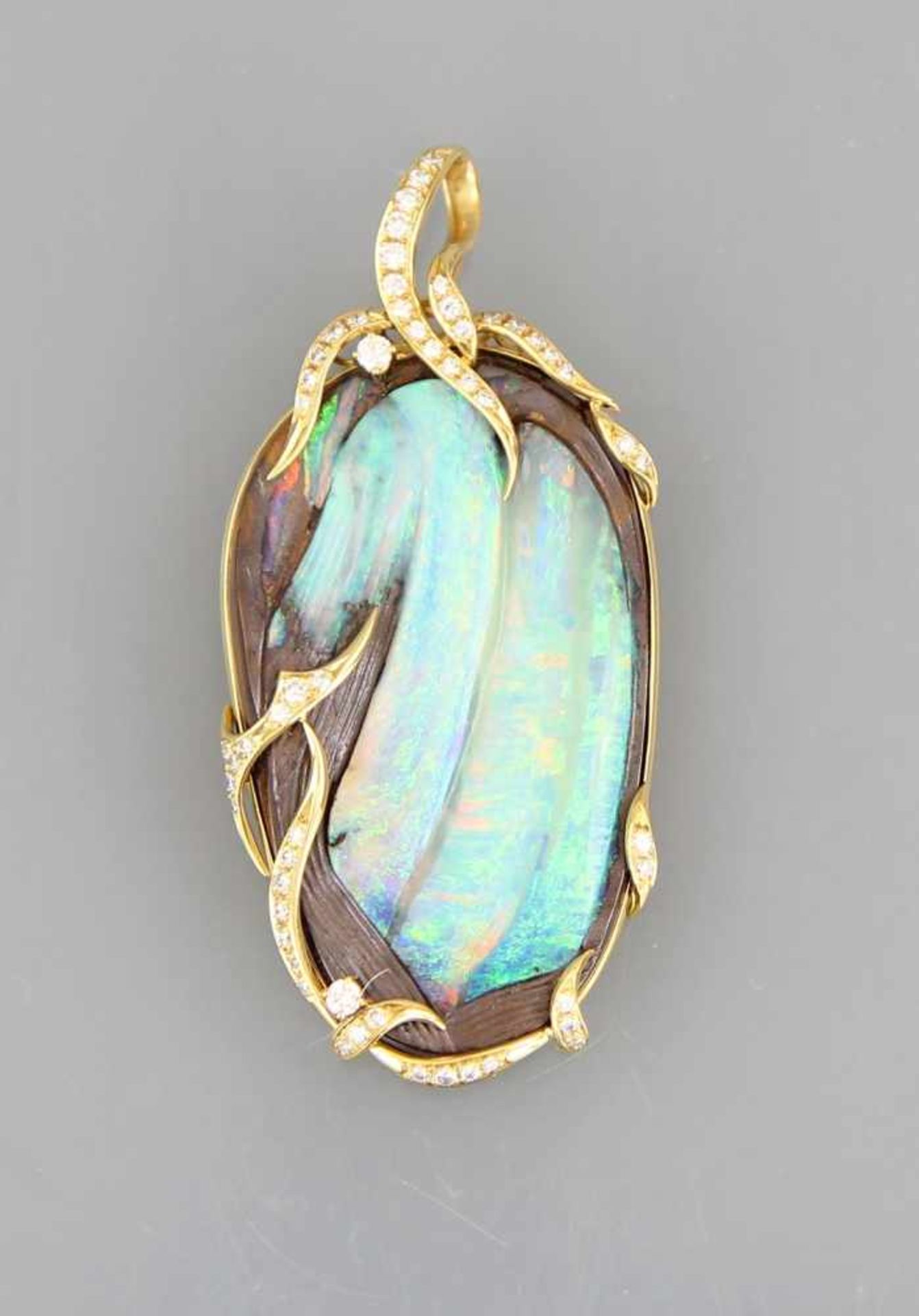 Großer Opalanhänger Großer amorpher Boulderopal mit Matrix in Montierung aus Gelbgold 18kt., besetzt