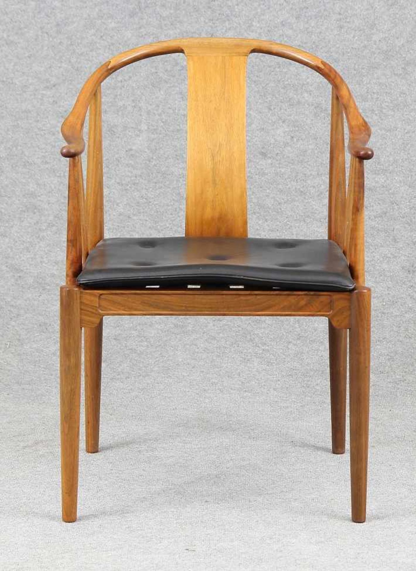Wegner, Hans J. (Tondern 1914 - 2007 Kopenhagen)"China Chair", Walnuss massiv, Zargengestell mit - Bild 2 aus 5
