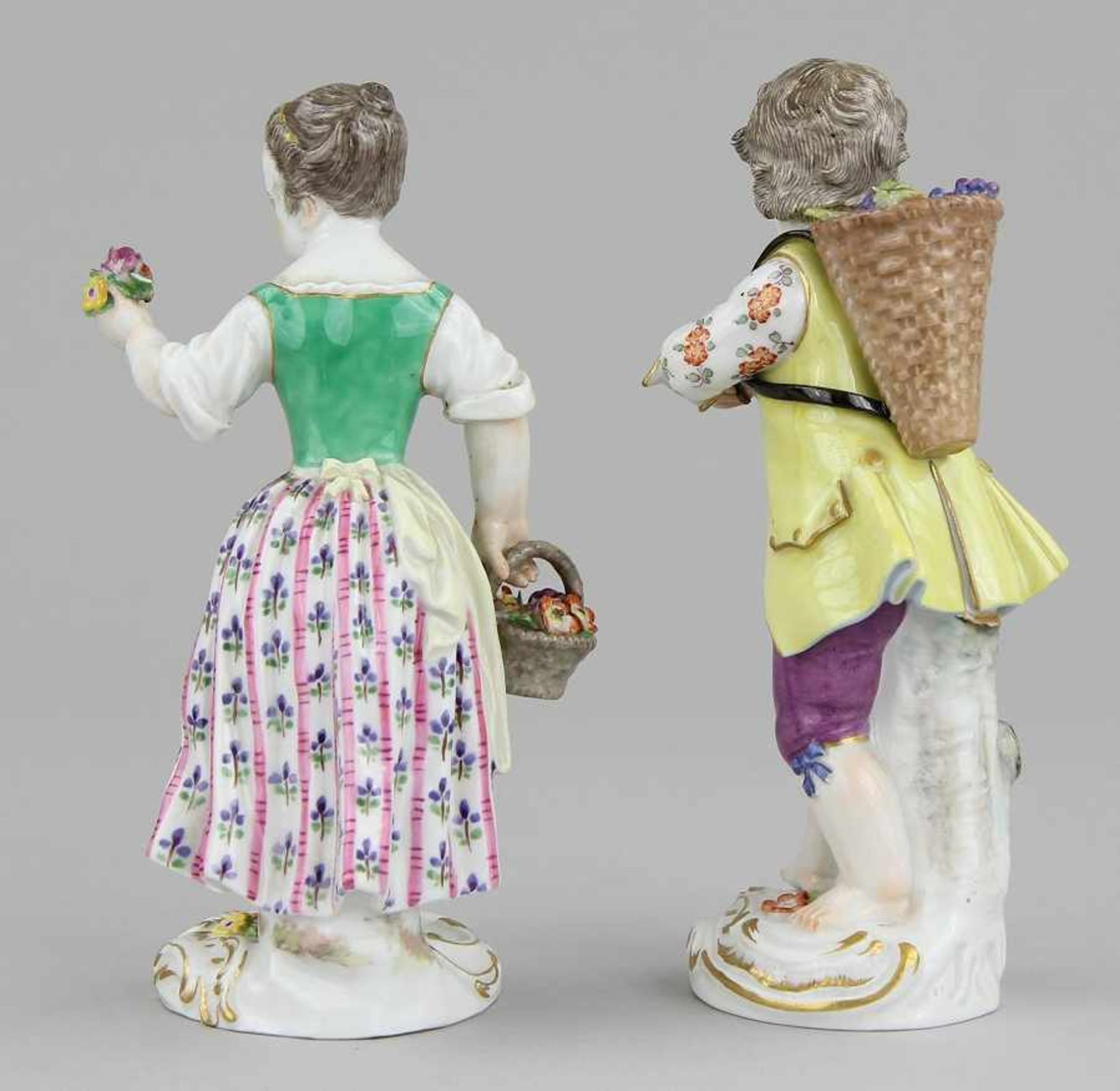 Paar Meissen - Figuren "Gärtnerkinder" Jeweils Porzellan farbig bemalt und leicht vergoldet, Mädchen - Bild 2 aus 3