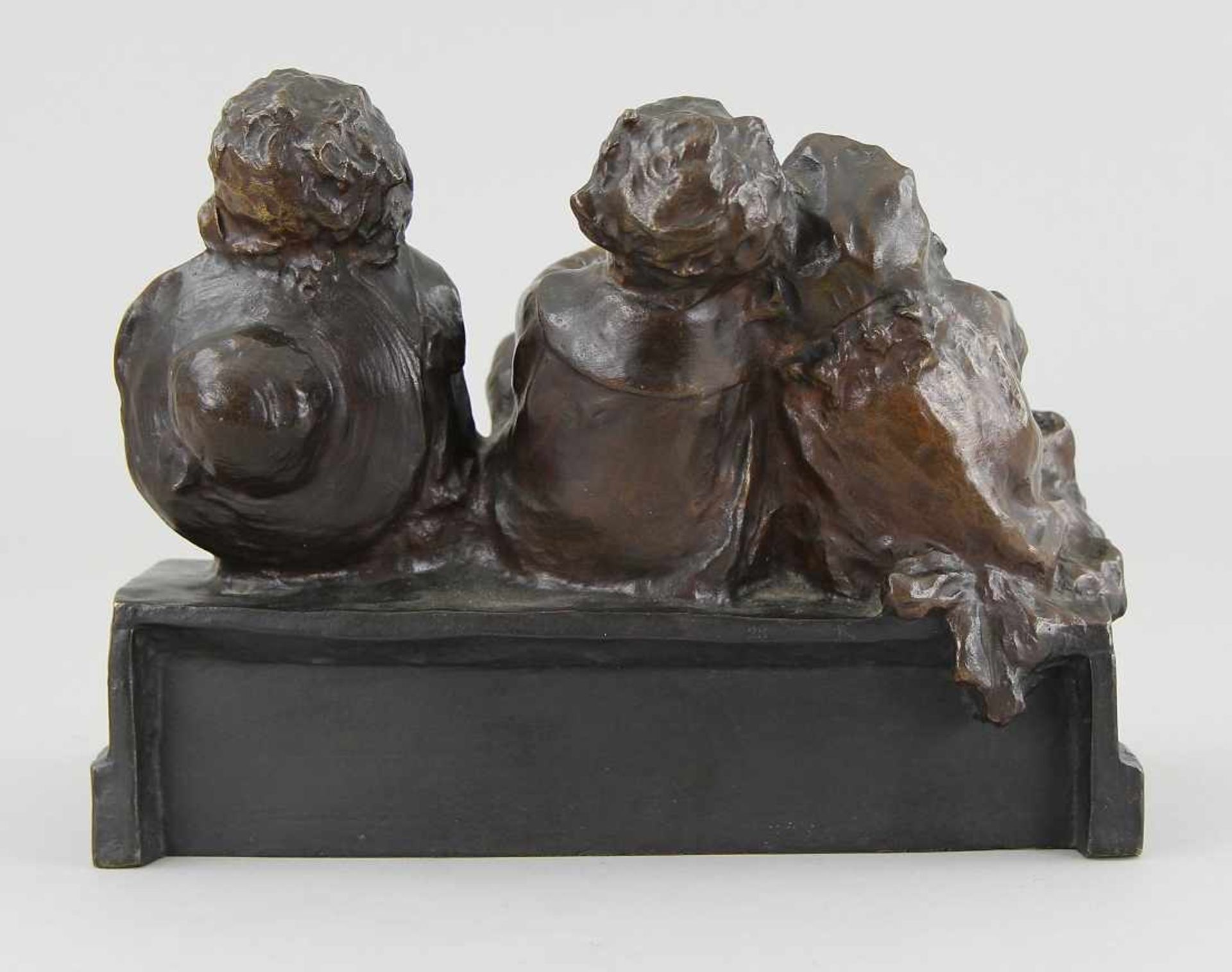 Clara i Ayats, Juan (Olot 1875 - 1958) Bronze dunkelbraun und goldfarben patiniert, drei lachende - Bild 4 aus 8