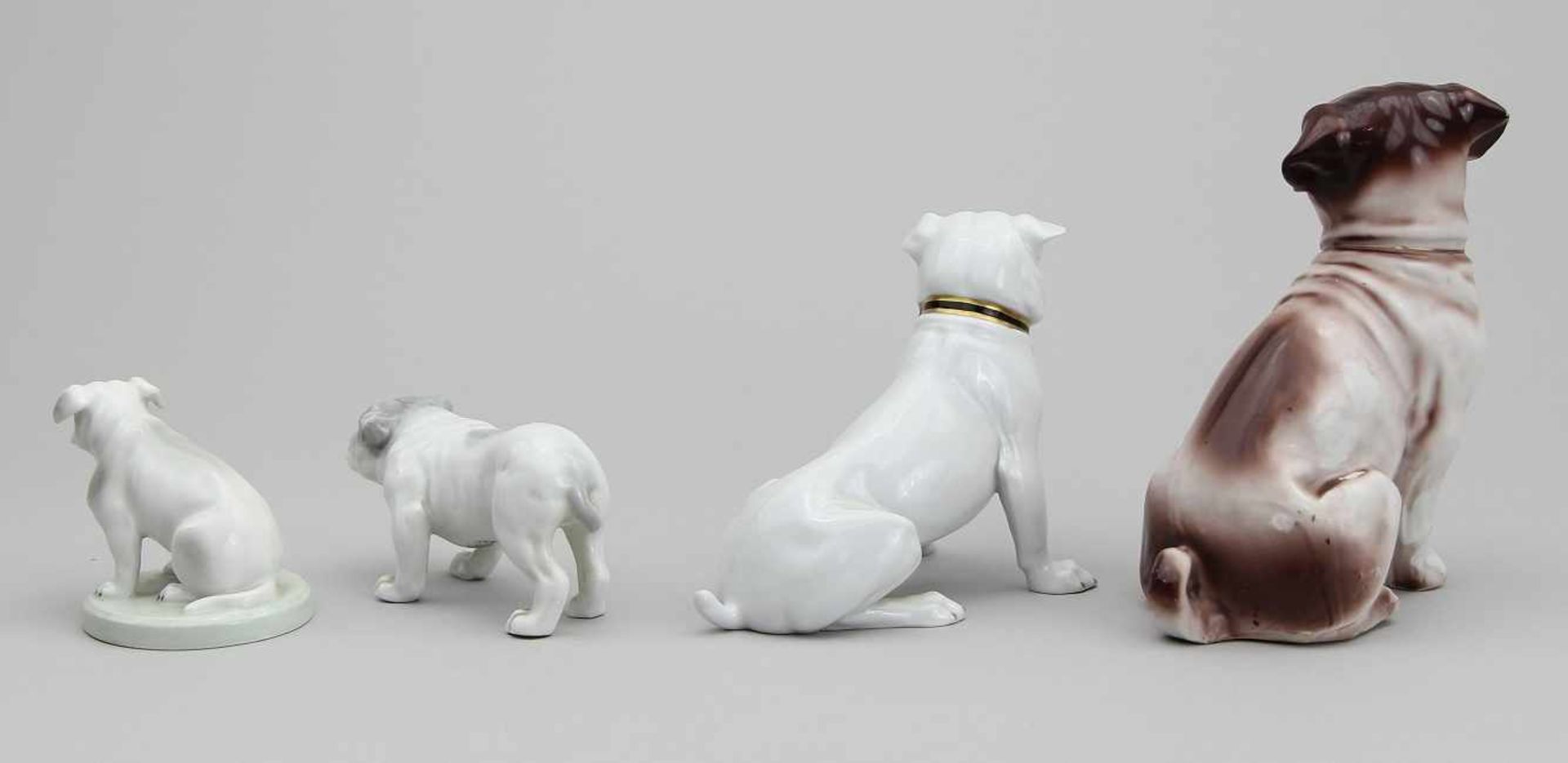 Konvolut von vier Hundefiguren Jeweils Porzellan staffiert und teils leicht vergoldet, a) sitzende - Bild 2 aus 6