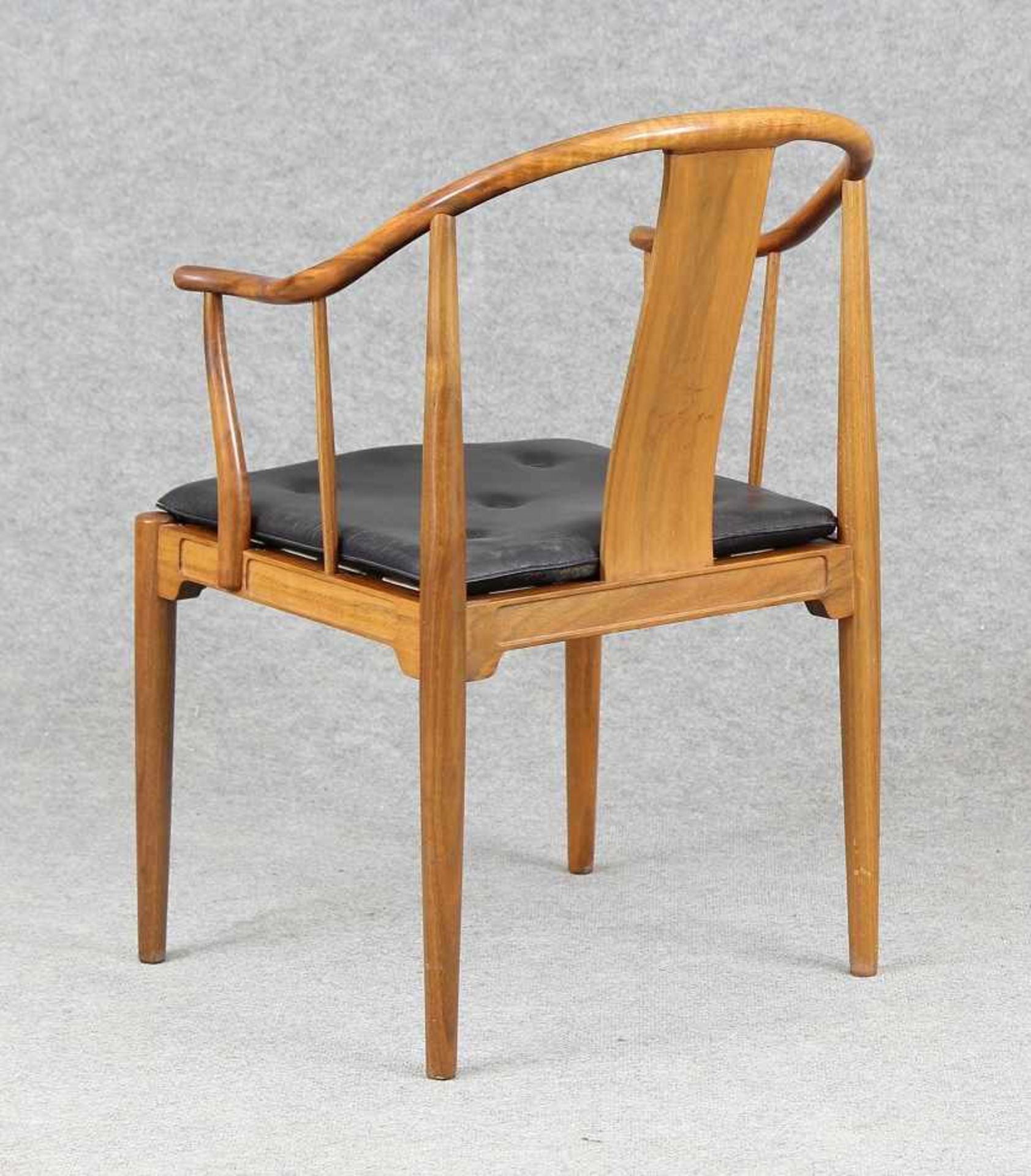 Wegner, Hans J. (Tondern 1914 - 2007 Kopenhagen)"China Chair", Walnuss massiv, Zargengestell mit - Bild 3 aus 5