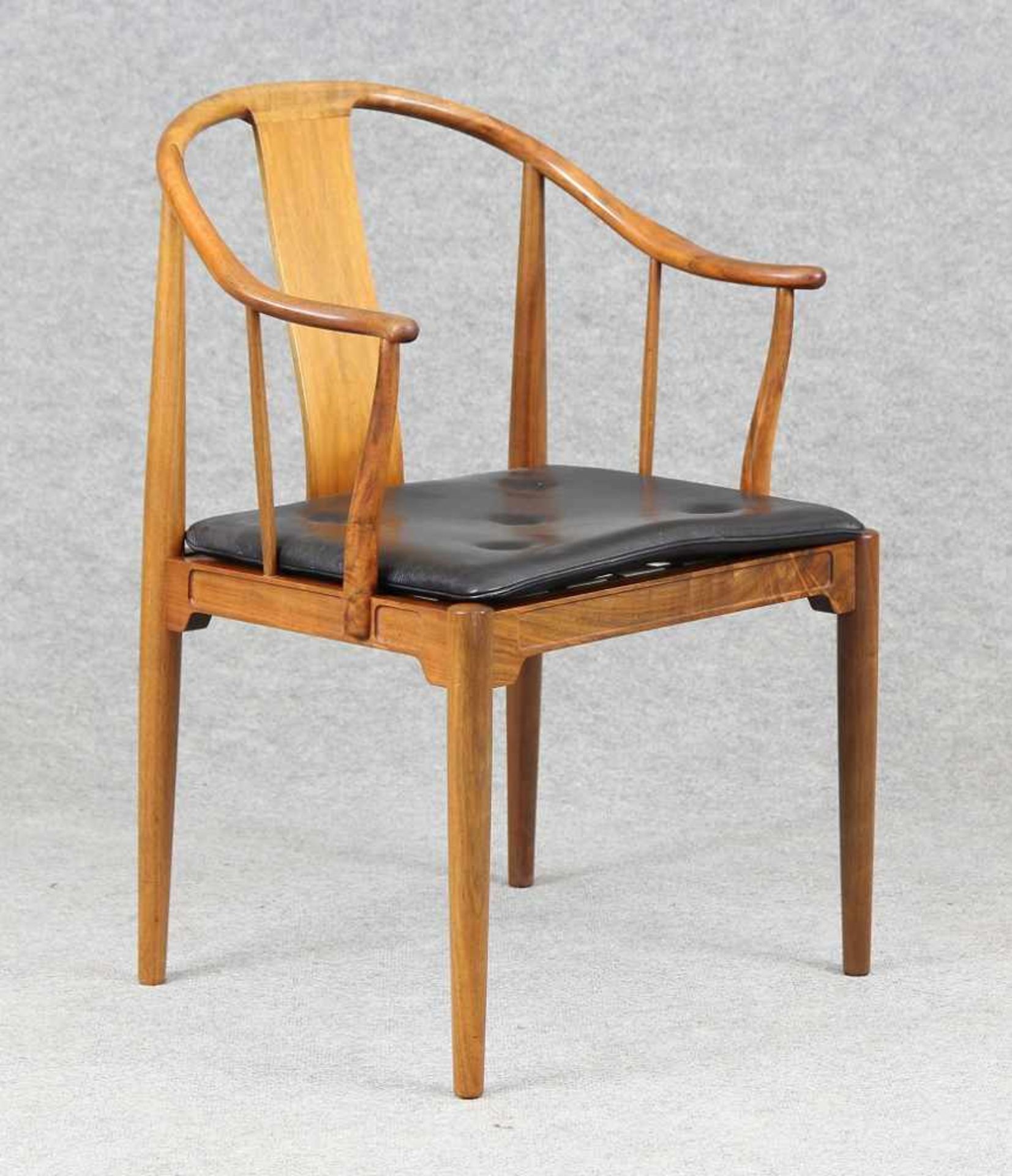 Wegner, Hans J. (Tondern 1914 - 2007 Kopenhagen)"China Chair", Walnuss massiv, Zargengestell mit