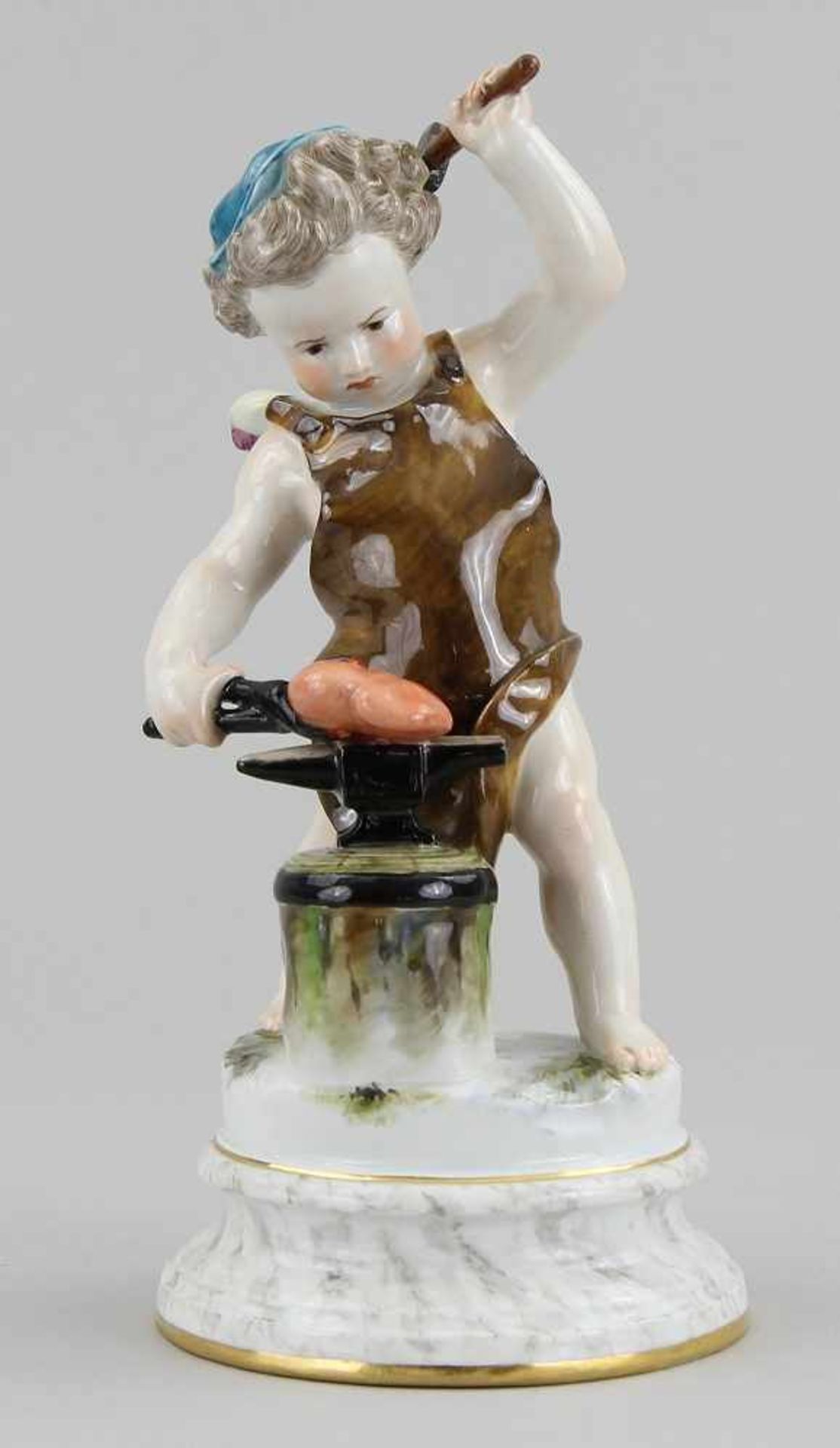 Meissen - Figur "Putto als Schmied" Porzellan farbig bemalt und vergoldet, Putto in Lederschürze