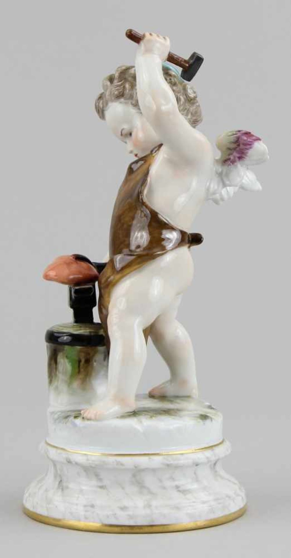 Meissen - Figur "Putto als Schmied" Porzellan farbig bemalt und vergoldet, Putto in Lederschürze - Bild 3 aus 5