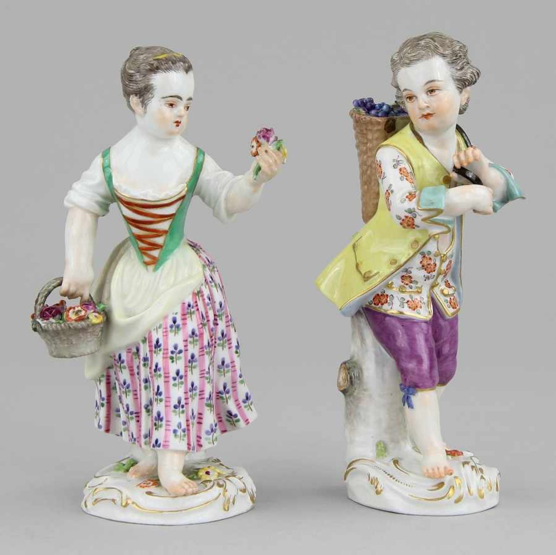 Paar Meissen - Figuren "Gärtnerkinder" Jeweils Porzellan farbig bemalt und leicht vergoldet, Mädchen