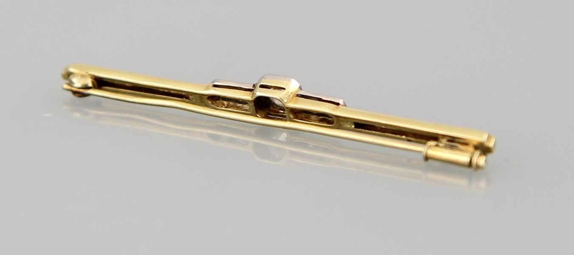 Nadel Gelbgold und Weißgold 14 kt., mittig besetzt mit Altschliffdiamant mit einem Ø von 0.4 cm - Bild 2 aus 2