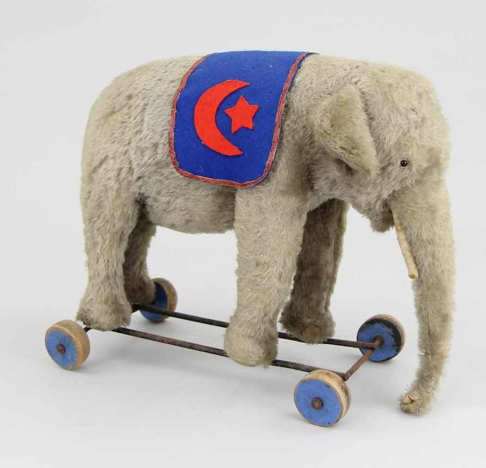 Zugtier "Elefant" Mohair und Filz mit Holzwollefüllung, stehender Elefant mit blauer Schabracke - Image 2 of 4