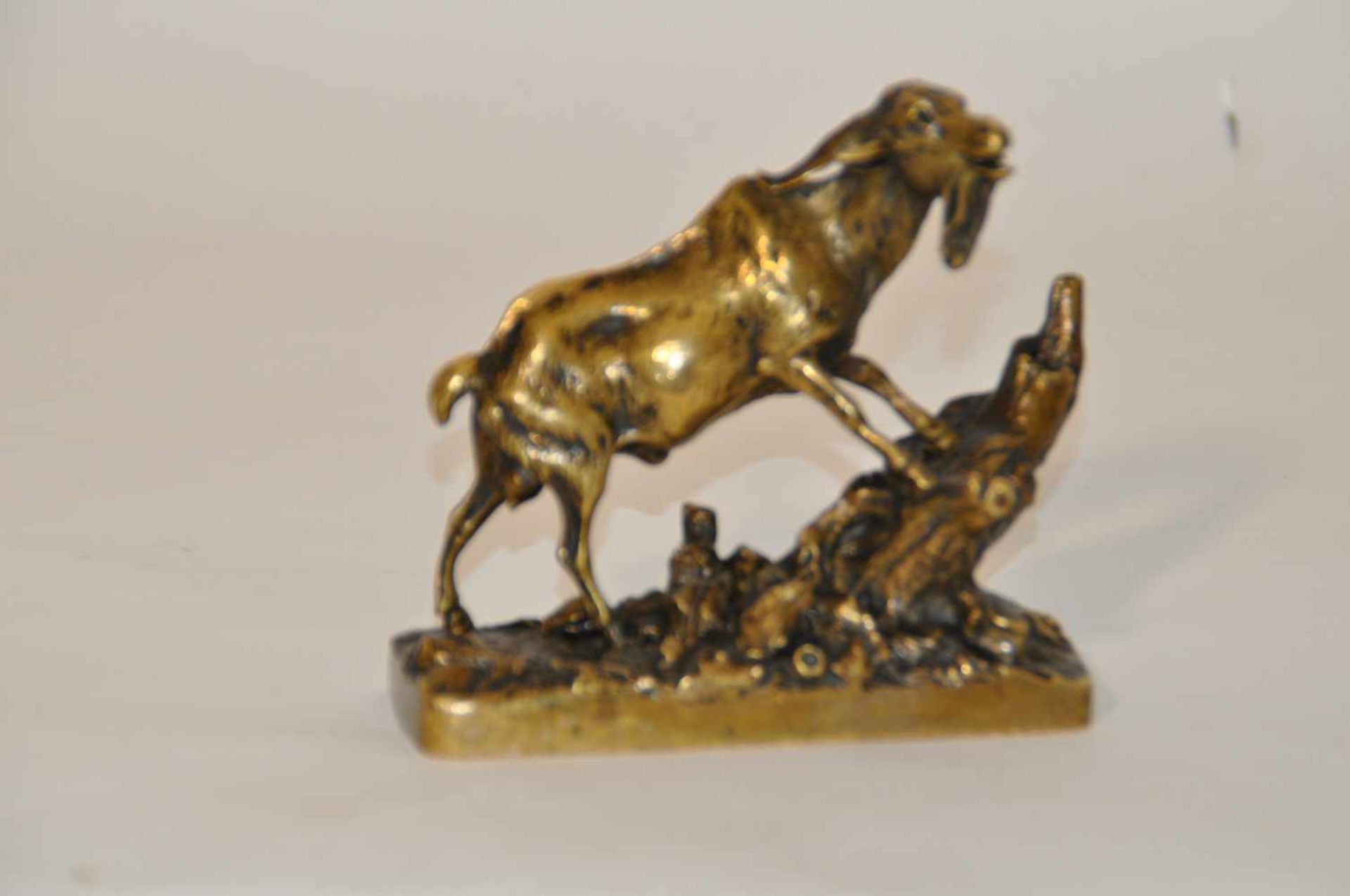 Bronzefigur, Ende 19. Jh.,"Ziegenbock auf naturalistischer Plinthe", 12 x 13 cm, links unten