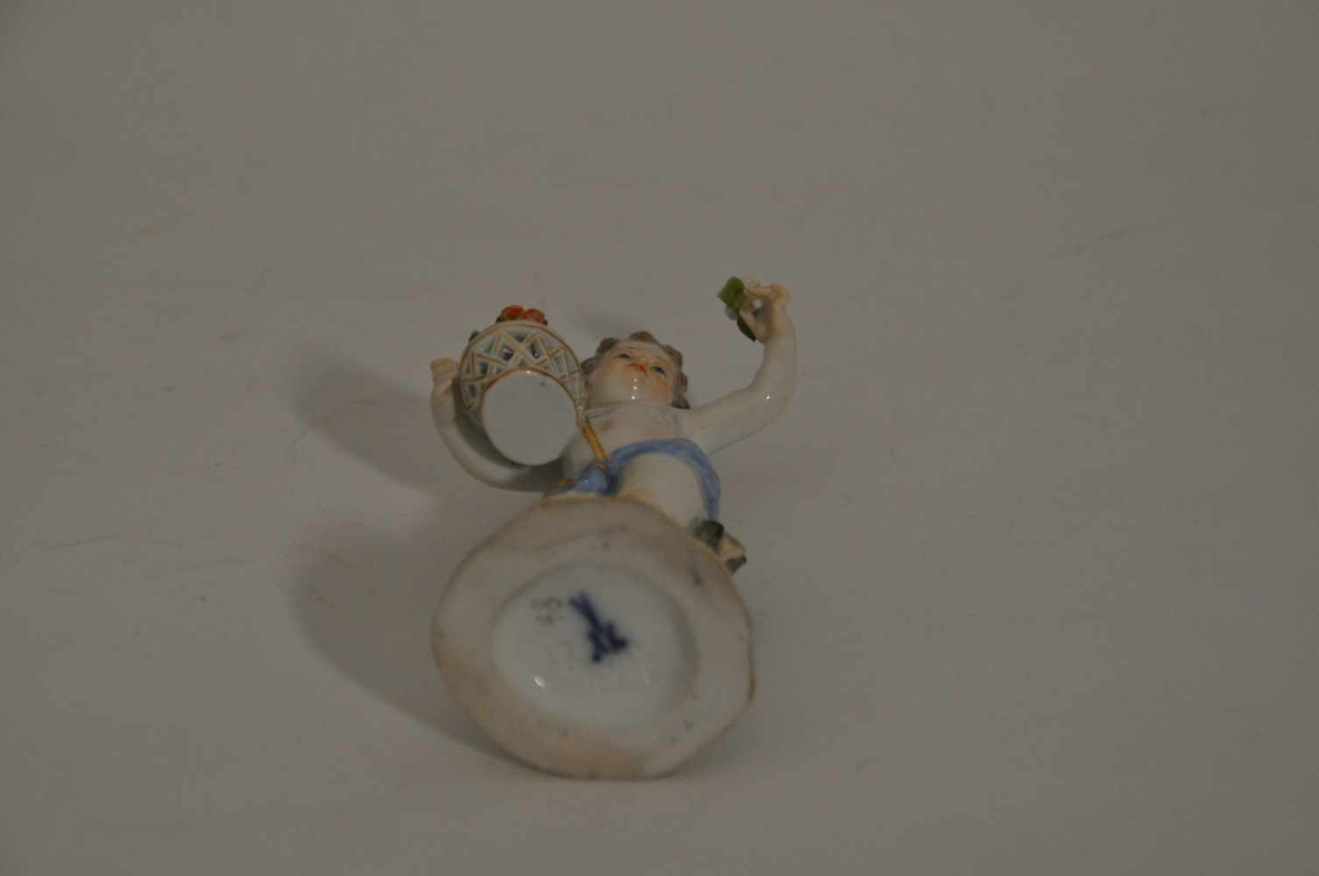 Meissen Figur,allegorische Darstellung "Der Frühling", blaue Schwertermarke Meissen, Höhe 14 cm, - Bild 2 aus 2