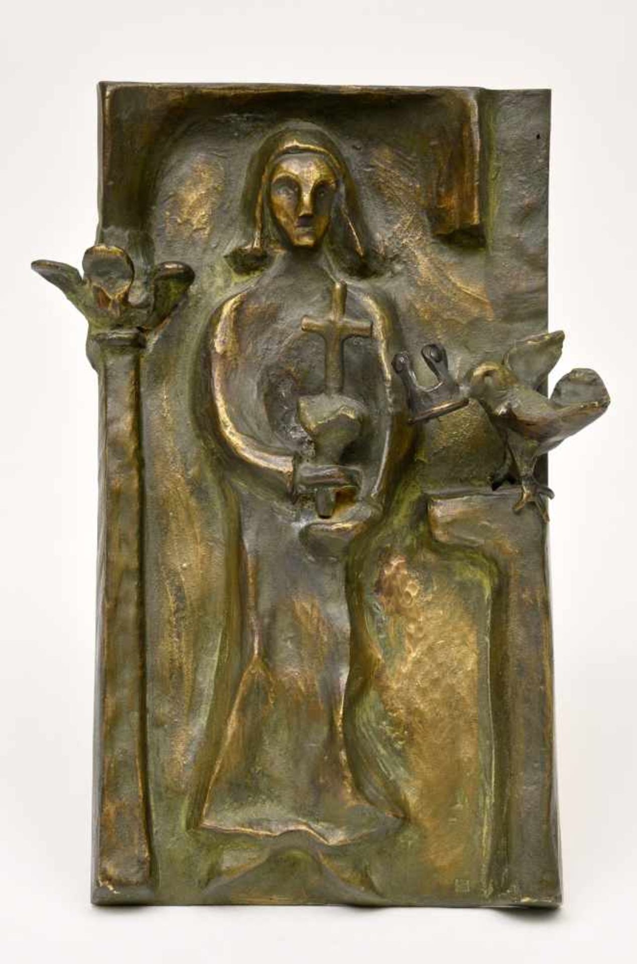 Kühnapfel, Helge (1938)"Kreuzträger mit Vogel, der eine Krone im Schnabel trägt" Bronzerelief,